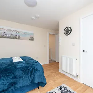 Modern In Castle St Apartment