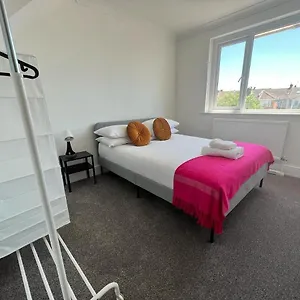 2 Bedroom Flat Free Parking Great Location Apartment