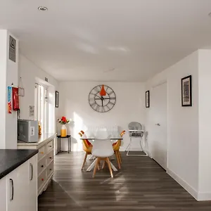 Spacious & Stylish 4-bed House With Hot Tub In Prime Location Apartment